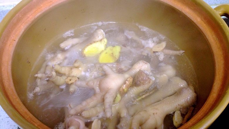 地方菜 药材浸鸡爪,关火,让鸡爪在药材汤里浸至温凉(约2小时),再倒入枸杞子,大火煮开,加适量盐调味即可。