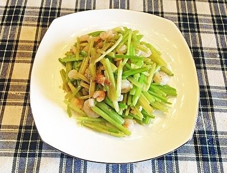 芹菜炒虾仁,最后放上<a style='color:red;display:inline-block;' href='/shicai/ 847'>香油</a>即可。