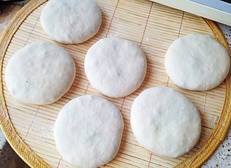 韭菜虾皮鸡蛋馅饼,面擀成大片，放入馅料，包好成馅饼；