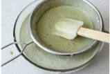抹茶可丽千层饼,将制作好的面糊过筛,滤掉较大的面糊