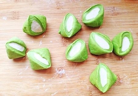 翡翠青菜包,白面团揉成细长条，绿面团擀成大片裹上白面揉成的条，然后切成一节一节的；