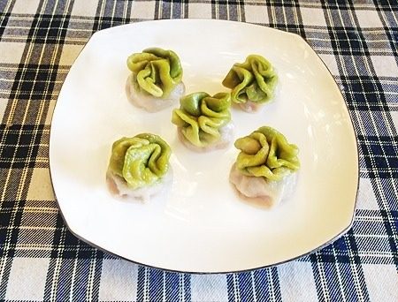 翡翠青菜包,上蒸锅蒸熟即可。