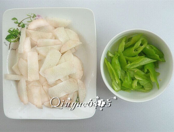 地方菜 魔竽豆腐炒山药,山药、尖椒切片
