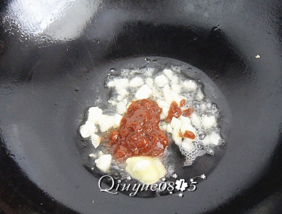地方菜 魔竽豆腐炒山药,油热放<a style='color:red;display:inline-block;' href='/shicai/ 37'>姜</a>片、蒜粒和辣豆瓣酱炒香。