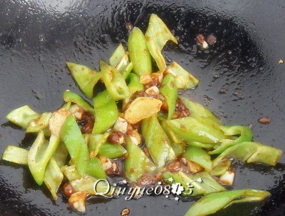 地方菜 魔竽豆腐炒山药,把尖椒放进去炒