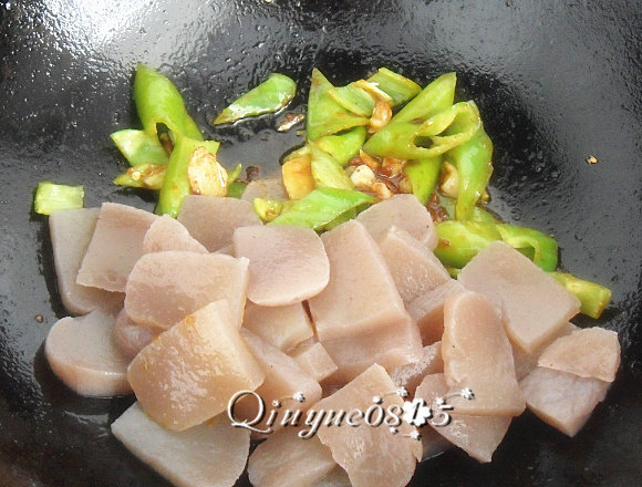 地方菜 魔竽豆腐炒山药,放魔竽豆腐片炒