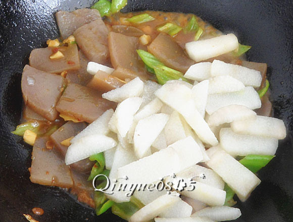 地方菜 魔竽豆腐炒山药,放山药、少盐炒。.出锅前放香油等调味品