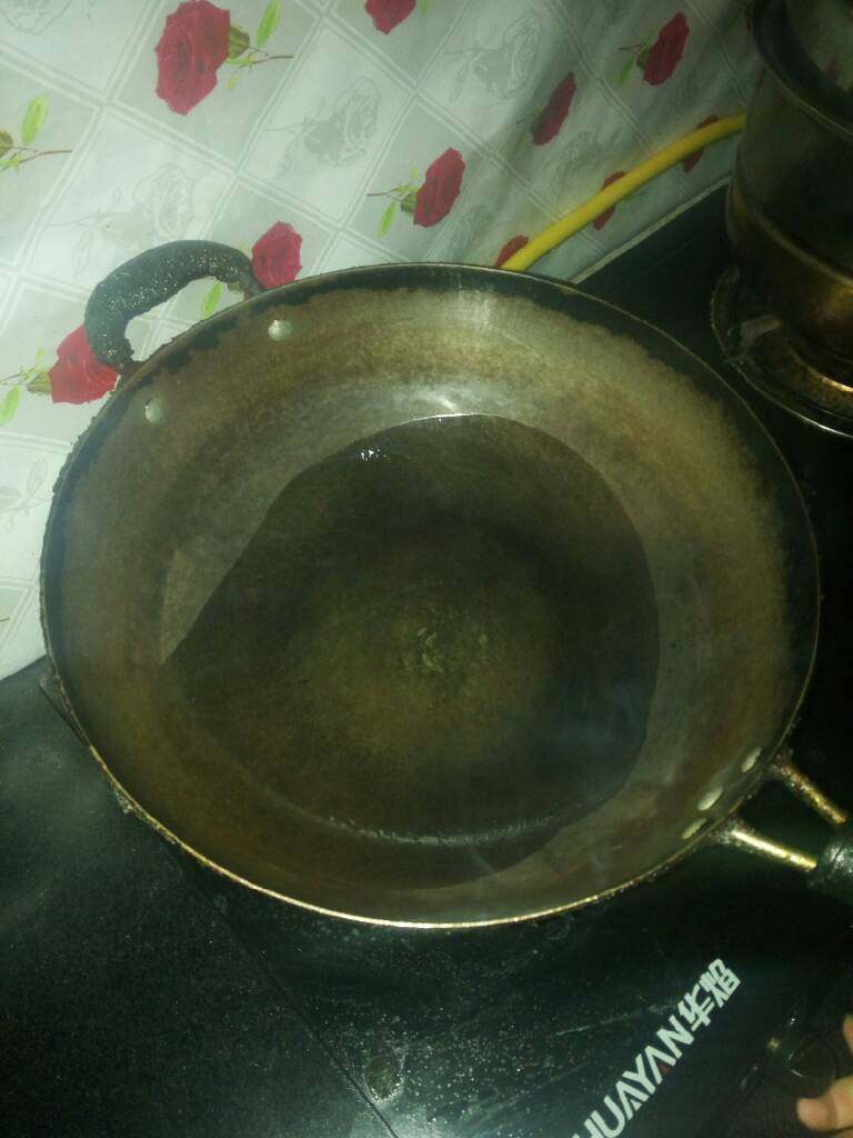 毛血旺,起锅放油,放入豆瓣酱炒香。填水烧开。