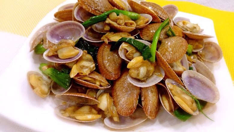 地方菜 姜葱炒花蚬,临出锅再补一点食用油,翻炒均匀,装盘。