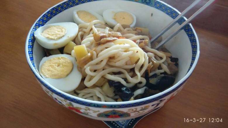 打卤面,面条煮好过凉水,放去碗中,浇卤子,摆两个煮熟的<a style='color:red;display:inline-block;' href='/shicai/ 9'>鸡蛋</a>。完成