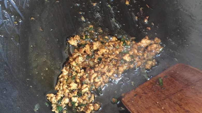 姜末油菜,下肉先炒
5分钟后下葱姜末，加入鸡精，五香粉，酱油，蚝油
炒好后捞盘备用