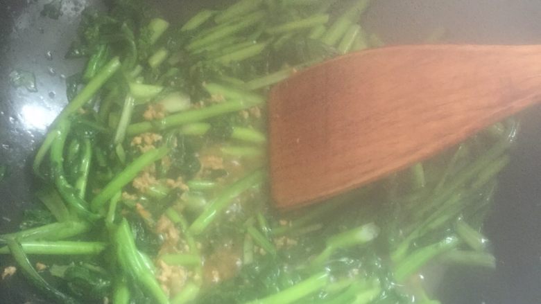 姜末油菜,炒油菜，快熟时下入刚才的料
加水，炒熟即可