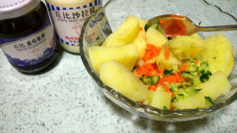 土豆泥,<a style='color:red;display:inline-block;' href='/shicai/ 23'>土豆</a>蒸熟后加盐、<a style='color:red;display:inline-block;' href='/shicai/ 3931'>黑椒</a>,在加上切好<a style='color:red;display:inline-block;' href='/shicai/ 25'>胡萝卜</a>,<a style='color:red;display:inline-block;' href='/shicai/ 3581'>青瓜</a>搅拌