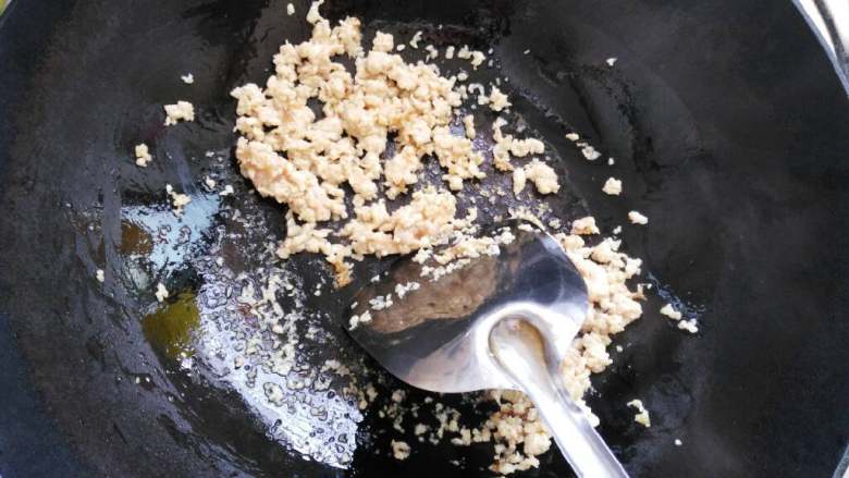 ≈鸡蓉豆腐滑蛋羹≈,起油锅,下鸡蓉划散