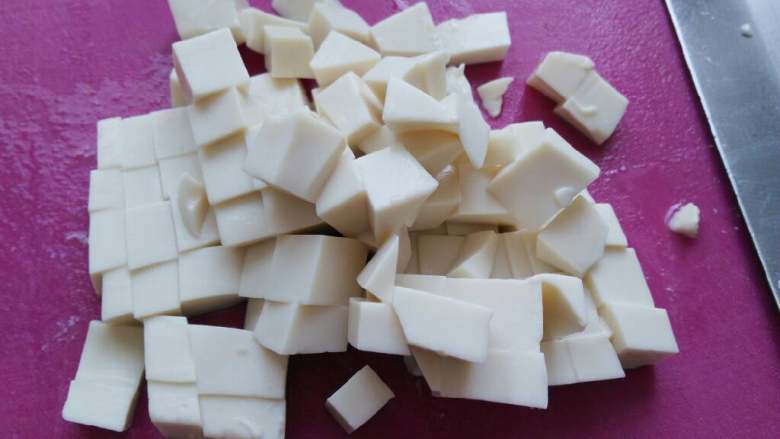 ≈鸡蓉豆腐滑蛋羹≈,在等待蛋羹时,将豆腐切细丁,待用