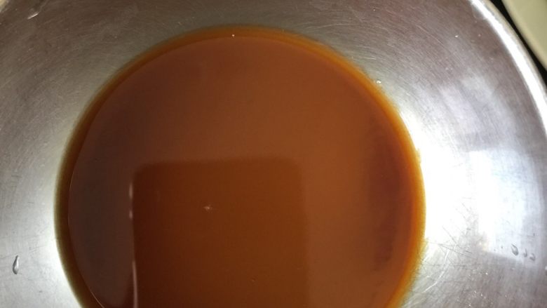 #地方菜#过油肉,准备芡汁:碗里加入生抽老抽,淀粉,适量水