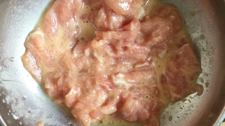 #地方菜#过油肉,肉片加入适量蛋液,五香粉,淀粉抓匀腌制半小时