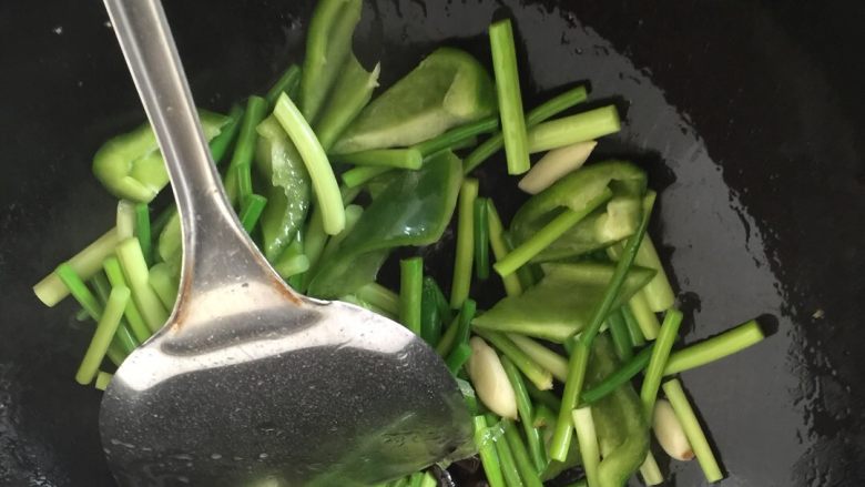 #地方菜#过油肉,加入蒜薹,青椒木耳翻炒,炒一两分钟至蒜薹断生,沿着锅边加入两勺陈醋