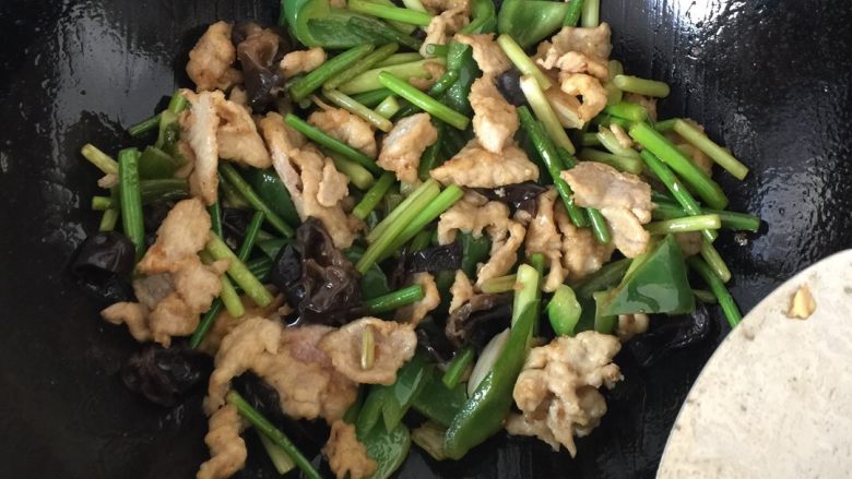 #地方菜#过油肉,加入肉片翻炒,加适量的盐,加入芡汁大火翻炒,出锅前滴入两滴陈醋
