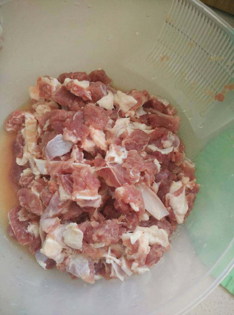 孜然羊肉,切<a style='color:red;display:inline-block;' href='/shicai/ 329'>羊肉</a>真的是个苦差事！ 将<a style='color:red;display:inline-block;' href='/shicai/ 329'>羊肉</a>洗干净切好～