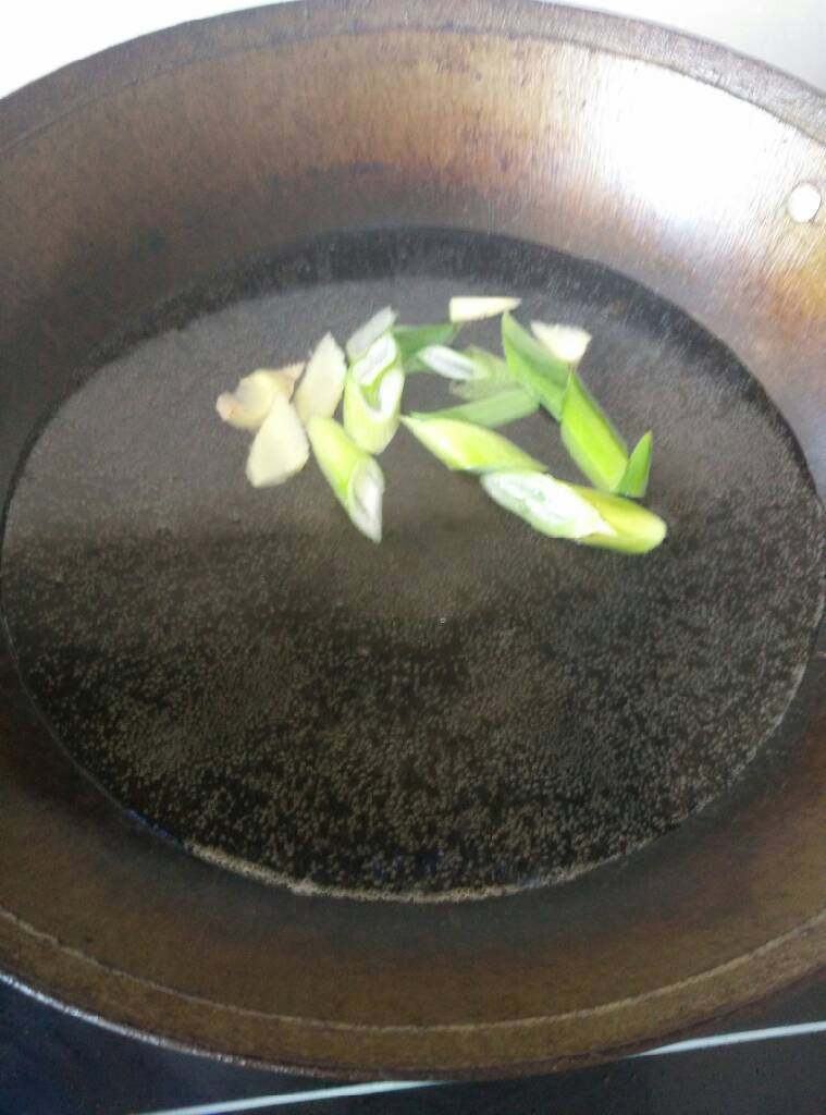 孜然羊肉,锅中放入葱姜  加点<a style='color:red;display:inline-block;' href='/shicai/ 718'>料酒</a>