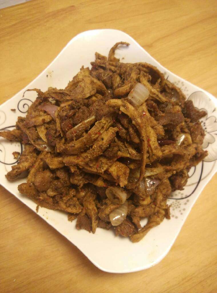 孜然羊肉,然后将洋葱  <a style='color:red;display:inline-block;' href='/shicai/ 4563'>面筋</a> 放入锅中   翻炒几下  最后一步 孜然辣椒！！！出锅前放入 翻炒！