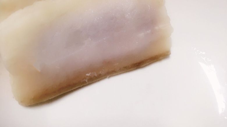 地方菜-夹沙肉,并用收将肉片个豆沙捏紧,夹沙肉搞定。然后准备一个中碗或大碗,将夹沙肉猪皮向下放入碗中。