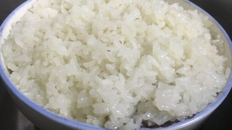 地方菜-夹沙肉,放蒸锅上汽后中小火蒸一小时左右,我用的高压锅蒸的半小时。蒸的时间必须确保足够,将肥肉里的油完全蒸出来,这样蒸出来的夹沙肉才会肥而不腻,入口即化,香甜可口。