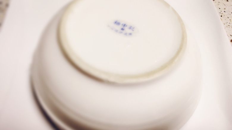 地方菜-夹沙肉,将碗拿出蒸锅,并倒扣在盘中将空碗移走。