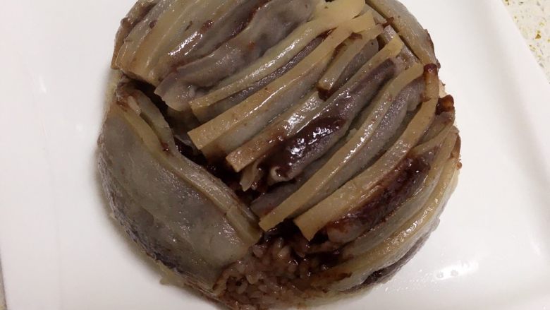 地方菜-夹沙肉,如图所示,糯米饭在下面,夹沙肉在上面。