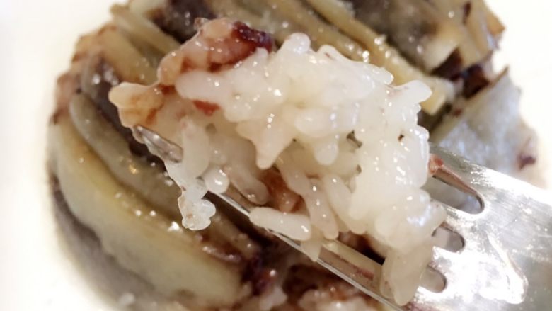 地方菜-夹沙肉,油汁蒸出来后浸入糯米饭中,糯米饭更好吃!