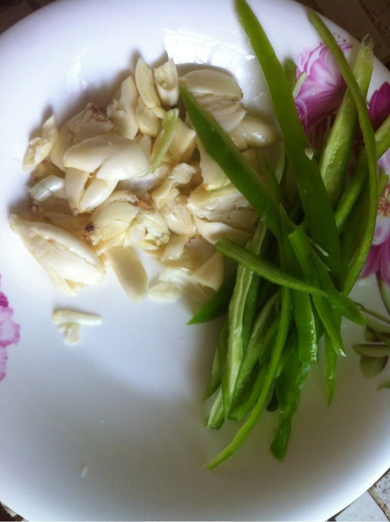 菠萝炒排骨,佐料、热油，之后把蒜头放进去爆香！