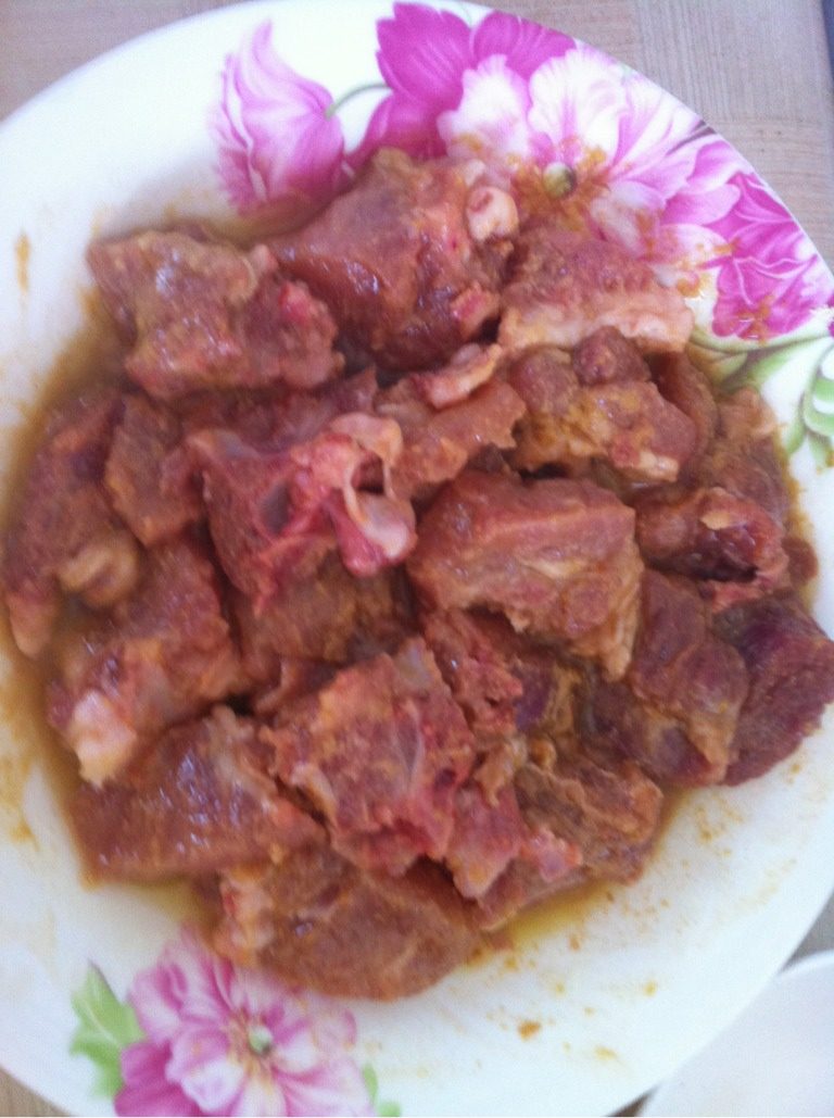 菠萝炒排骨,<a style='color:red;display:inline-block;' href='/shicai/ 434'>排骨</a>放进去炒七成熟后放水闷两分钟