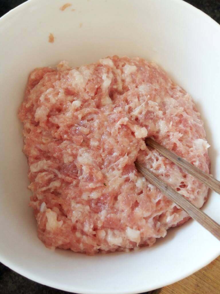 香葱猪肉馅包子,<a style='color:red;display:inline-block;' href='/shicai/ 414'>猪肉</a>一斤,剁成肉馅儿