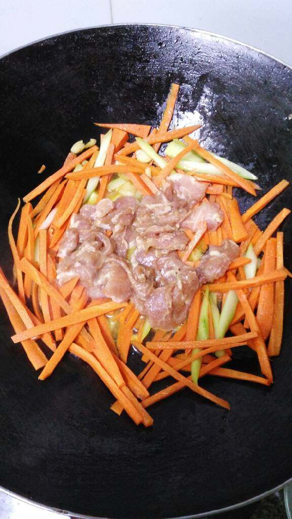 红萝卜肉丝,瘦肉放生份,白糖,油,酱油搅拌后盖在红萝卜上面,盖上盖子