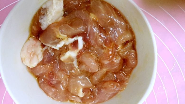 三鲜麦虾,猪瘦肉切薄片,放料酒,生抽,鸡蛋清抓匀腌制一会。