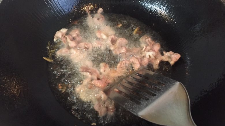 三鲜麦虾,锅放油滑入肉片翻炒片刻,颜色变白盛起。