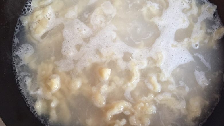 三鲜麦虾,锅放水烧开,加适量盐,将面糊用菜刀沿盆子边缘滑入水中,面疙瘩切的时候尽量粗细均匀,这样容易熟。