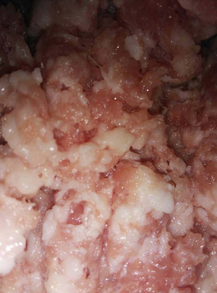 炸肉圆子,肥瘦相间的肉剁成肉末,到入蛋清,小麦粉适量,耗油,适量盐,鸡精,再到如藕沫顺着一个方向混合搅拌