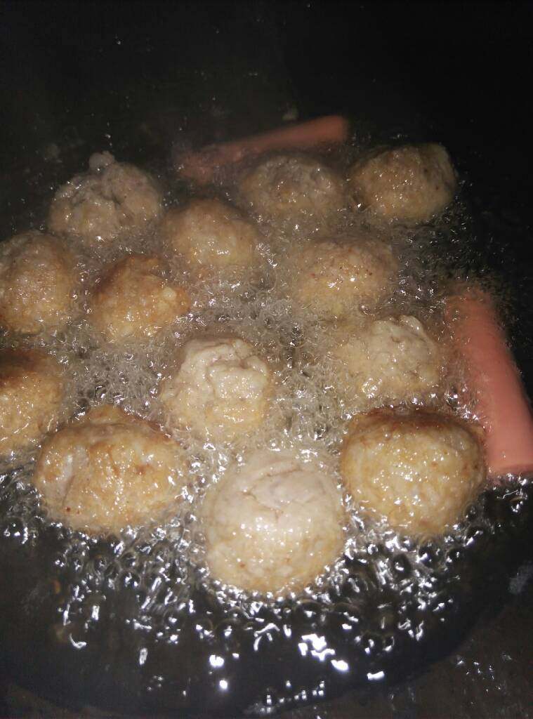 炸肉圆子,锅内倒入油,如图炸成金黄色即可捞起,本人顺便炸了几根香肠