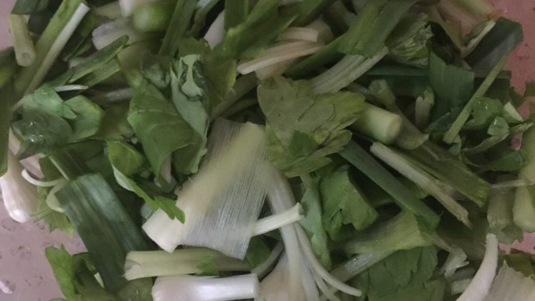 香蒜芹菜炒小肉,香蒜、<a style='color:red;display:inline-block;' href='/shicai/ 125'>芹菜</a>洗净切段，<a style='color:red;display:inline-block;' href='/shicai/ 414'>猪肉</a>切片。