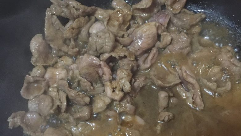 香蒜芹菜炒小肉,锅里热油，下猪肉翻炒变白，下适量料酒、蚝油、酱油少许翻炒。