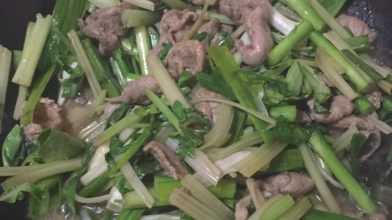 香蒜芹菜炒小肉,放入切好的香蒜、芹菜段中火翻炒。