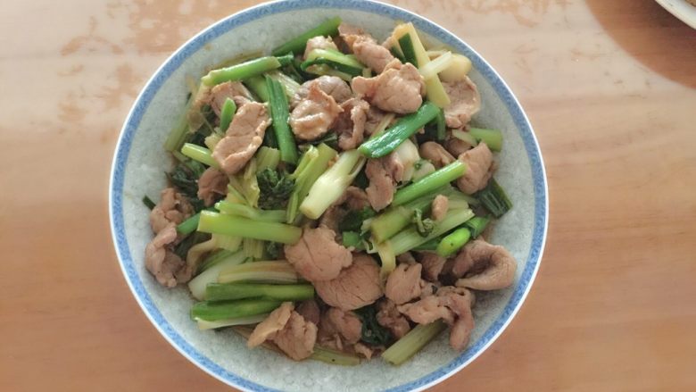 香蒜芹菜炒小肉,出锅前放盐快速炒均，盛盘出锅即可。