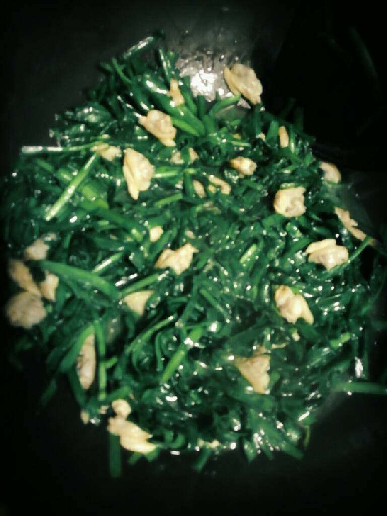 花蛤肉炒韭菜,起油锅,油热放入韭菜快速翻炒,随即倒入<a style='color:red;display:inline-block;' href='/shicai/ 7800'>花蛤肉</a>一起翻炒,待韭菜叶颜色转深,立刻加盐和略微砂糖调味盛出?(是否加味精看各人的喜好自行定夺)