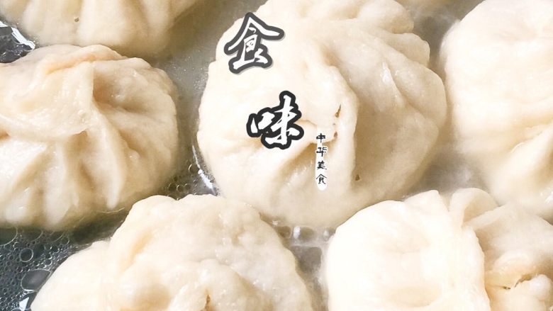 #地方菜#水煎包,包好的包子,放锅中煎。打开中火,烙一小会儿,至底上微黄。加入一碗开水,大约不超过包子的二分之一,然后盖上盖子,转中大火,约15分钟就差不多熟了。将锅里的水烧干,里面有卡卡响声,按一下包子表皮,回弹很好,就是熟,如果按下去一个坑,就是还欠,再接着烙。底上烙成哪种色泽的金黄冰花状,可根据自己的喜好啦!