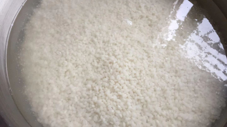 甜酒酿,泡上水,5小时左右,泡上好蒸