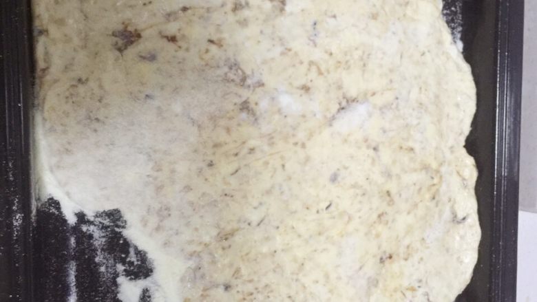 自制牛扎糖,接着到入烤盘或平底容器中压成型,之前一定要撒上一层奶粉,这样比较好剥落牛扎糖。