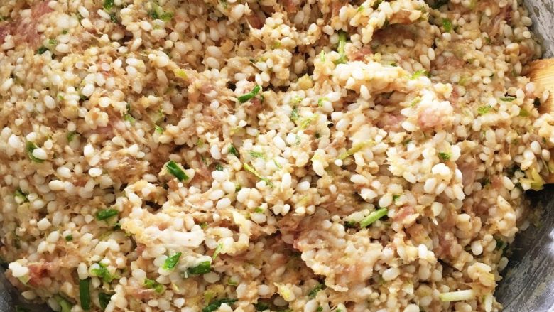 千张糯米肉卷,所有材料混合搅拌均匀。