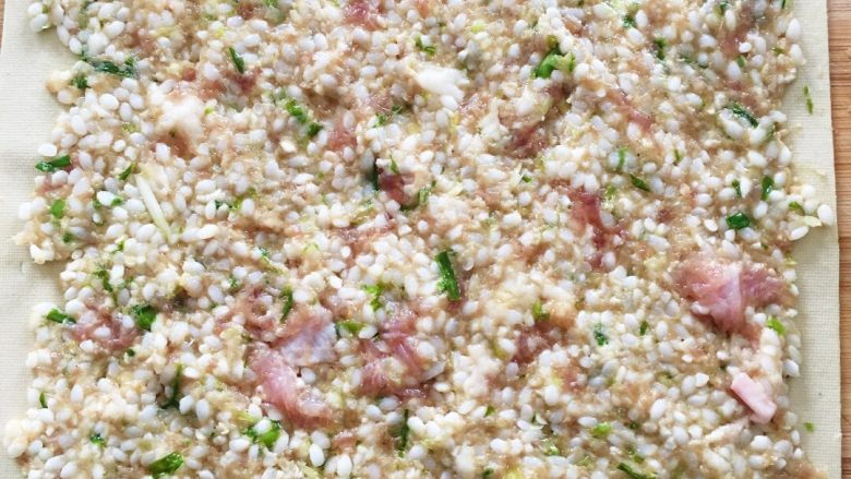 千张糯米肉卷,把馅料均匀拍在千张上。